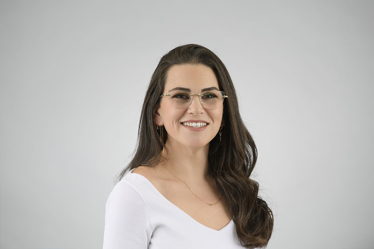 צילום תדמית לאישה על רקע אפור עם הילה מאחורה ותאורה רכה