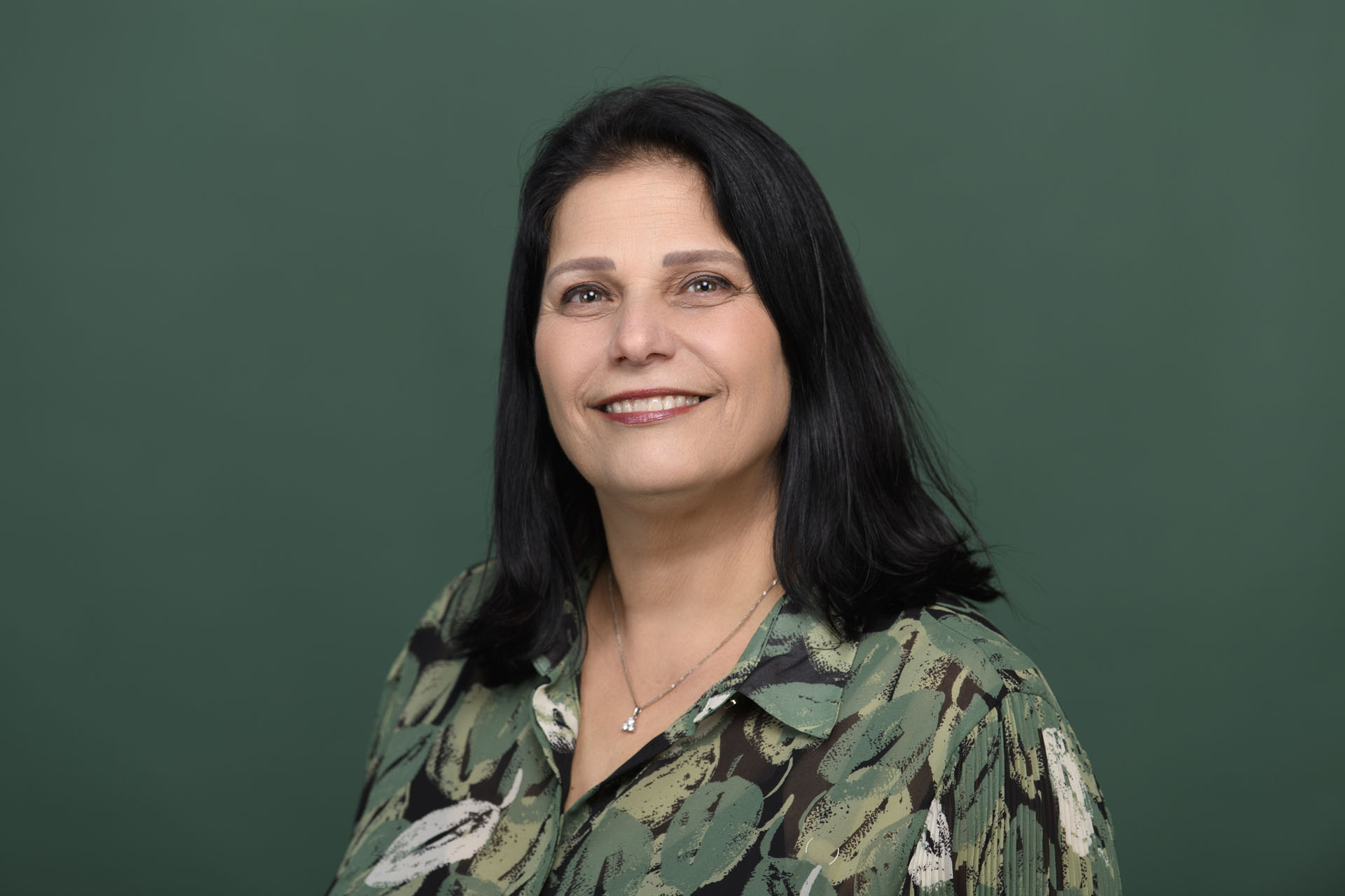 צילומי תדמית על רקע ירוק ובגד ירוק
