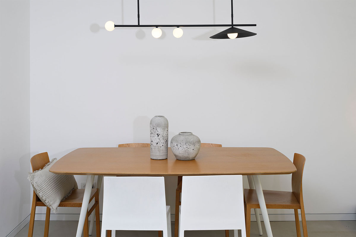 צילום רהיטים :שולחן אוכל עם גופי תאורה