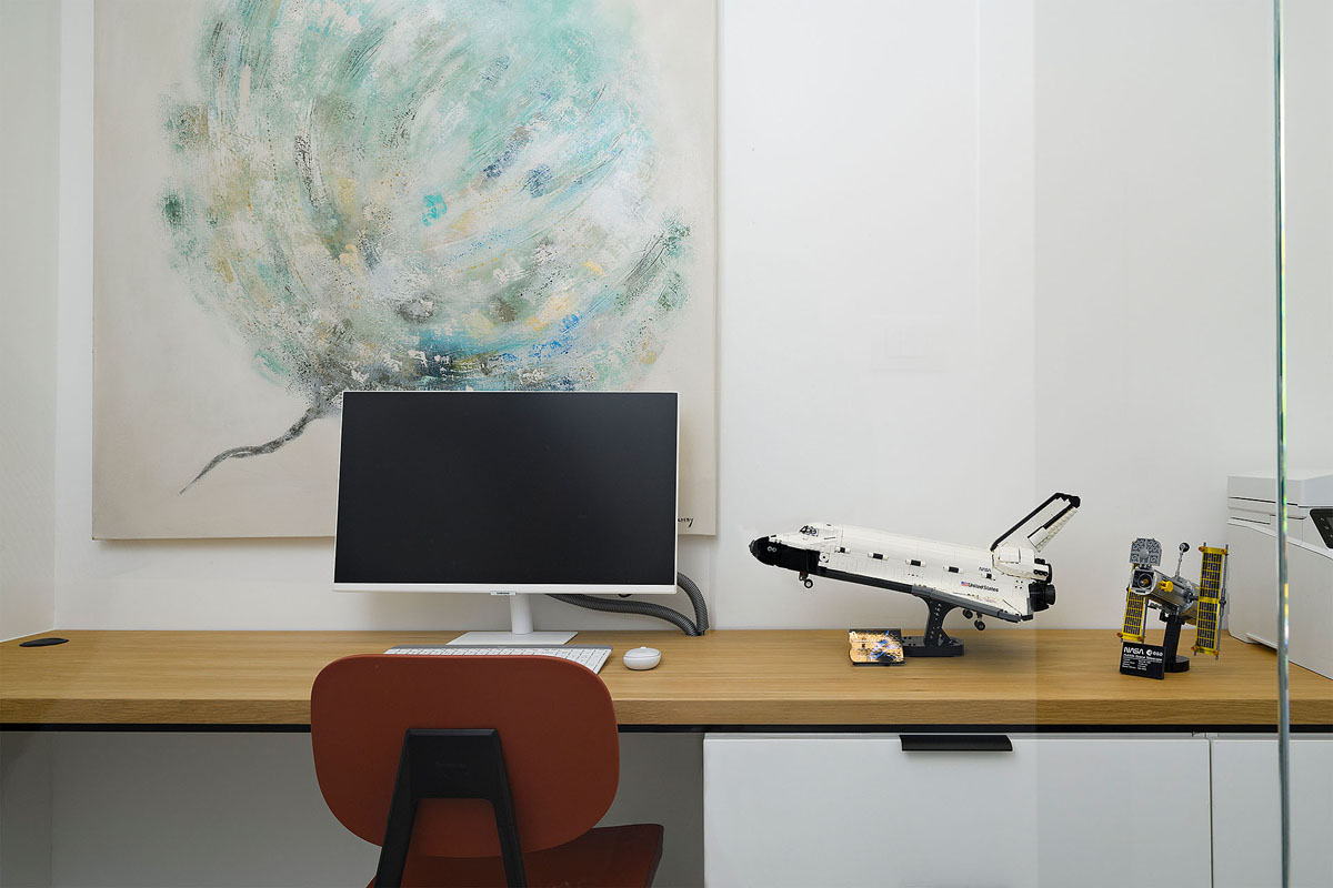 צילום רהיט: שולחן עבודה עם כיסא