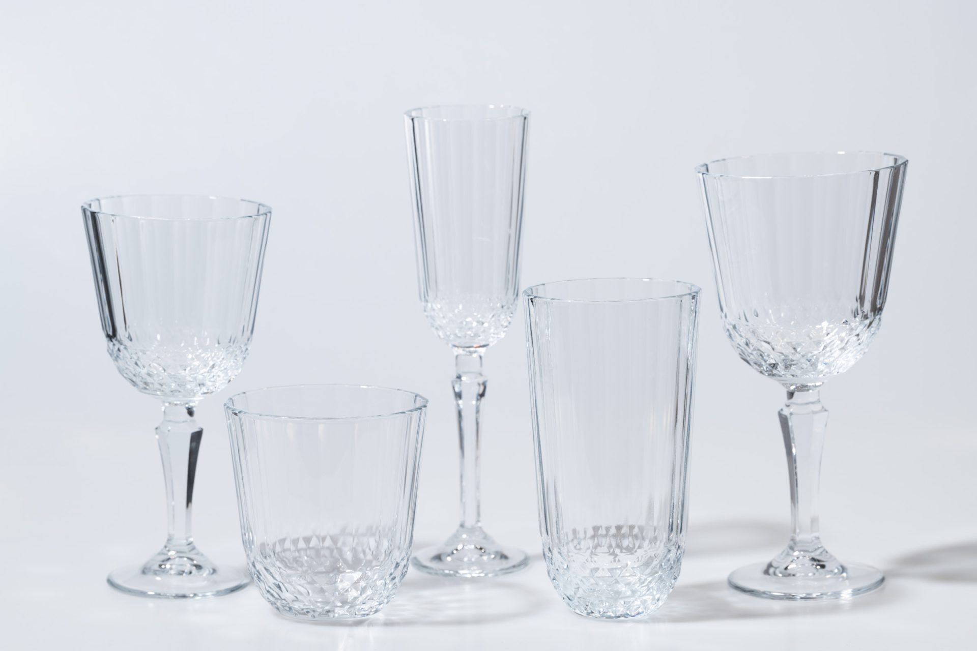 צילום סט כוסות על רקע אפור בהיר