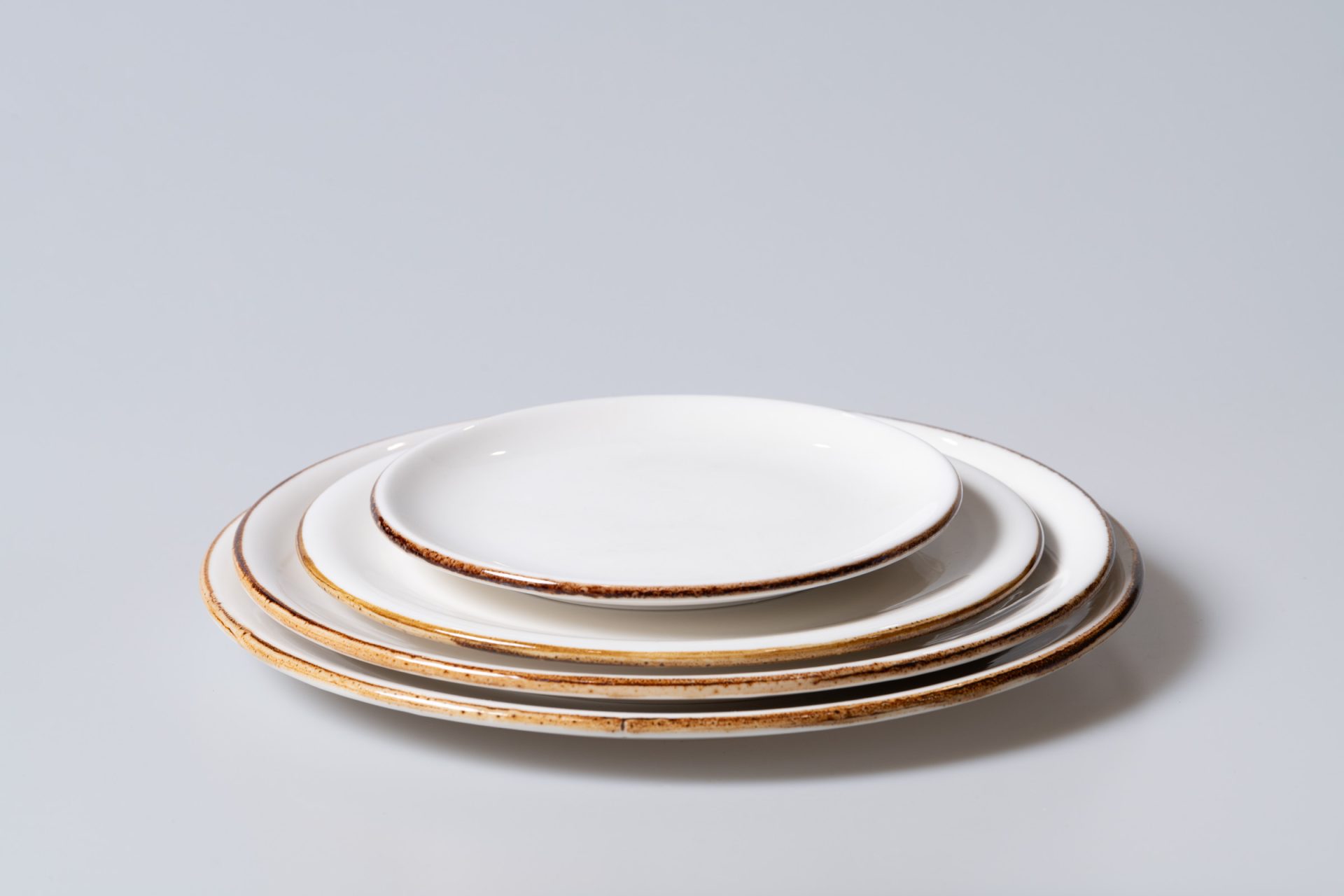 צילום סט צלחות על רקע אפור