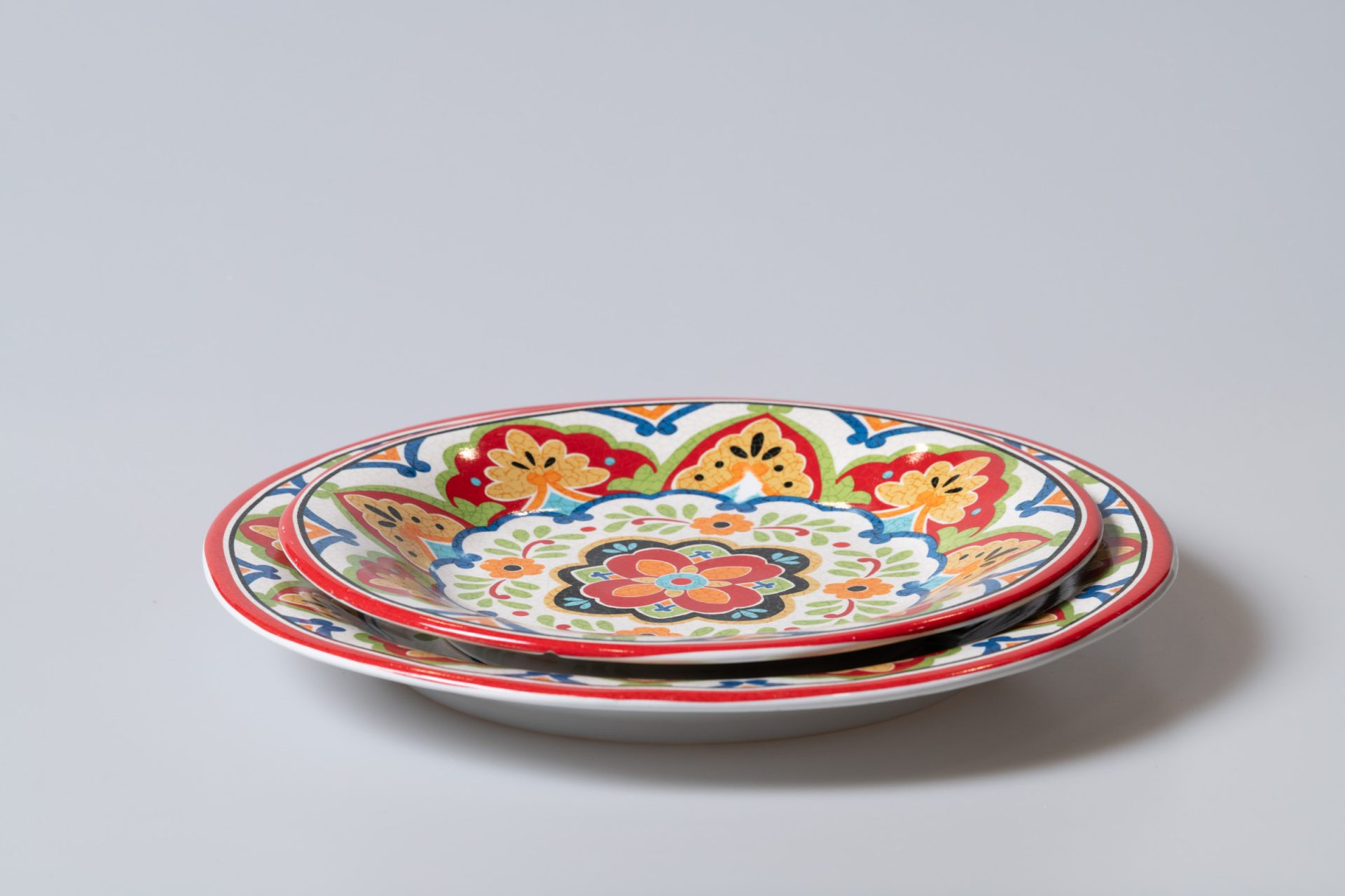 צילום סט צלחות צבעוניות