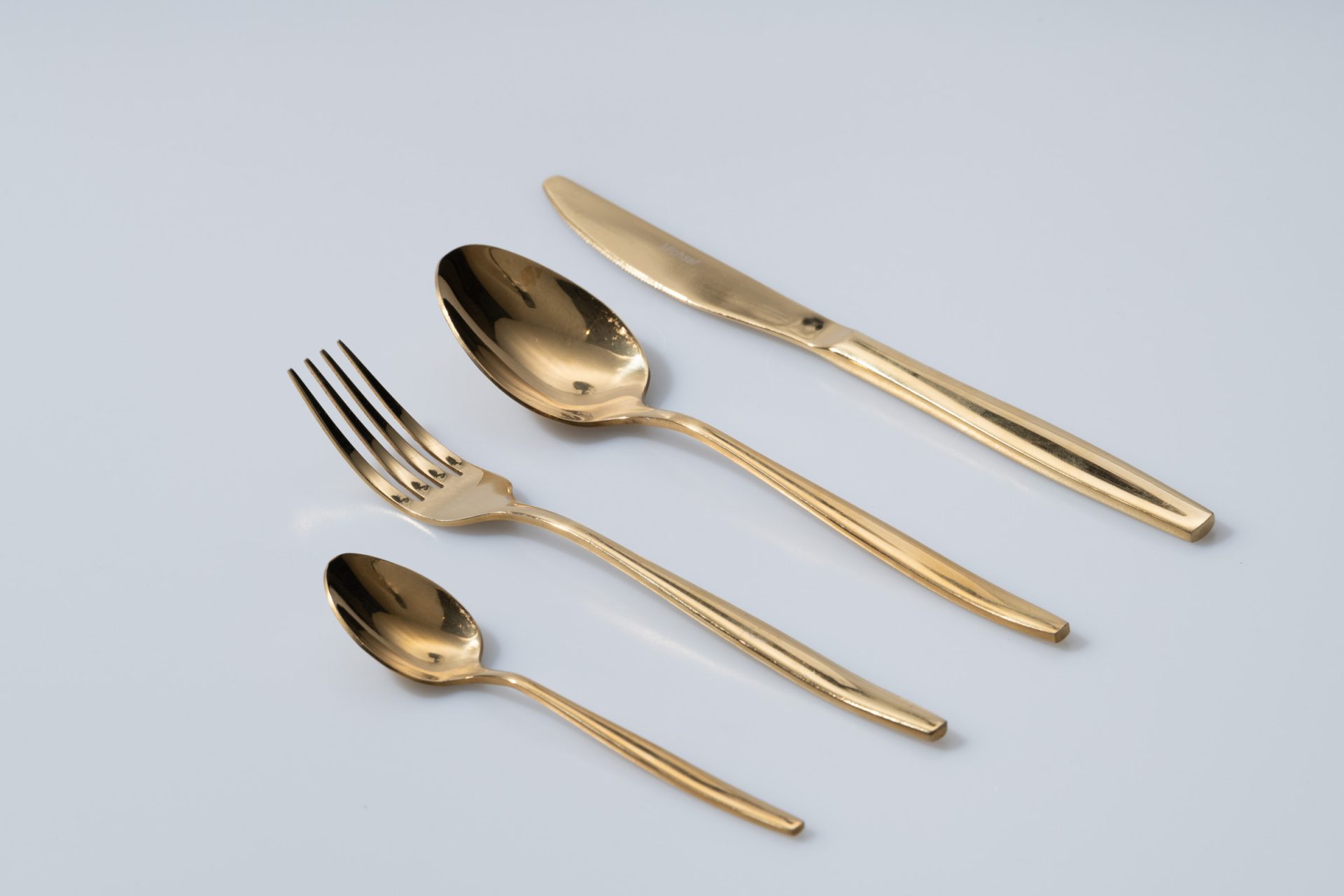 צילום סט סכו"ם מוזהב