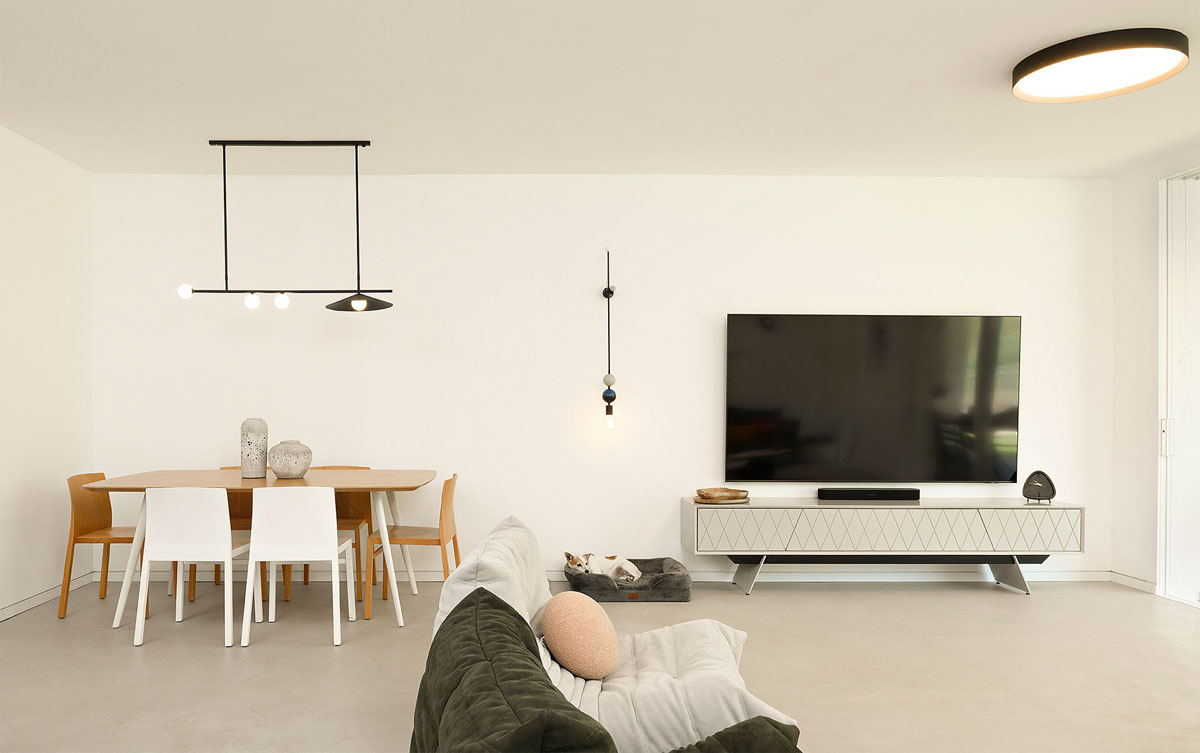 צילום רהיטים בסלון: מזנון ושולחן אוכל וספות