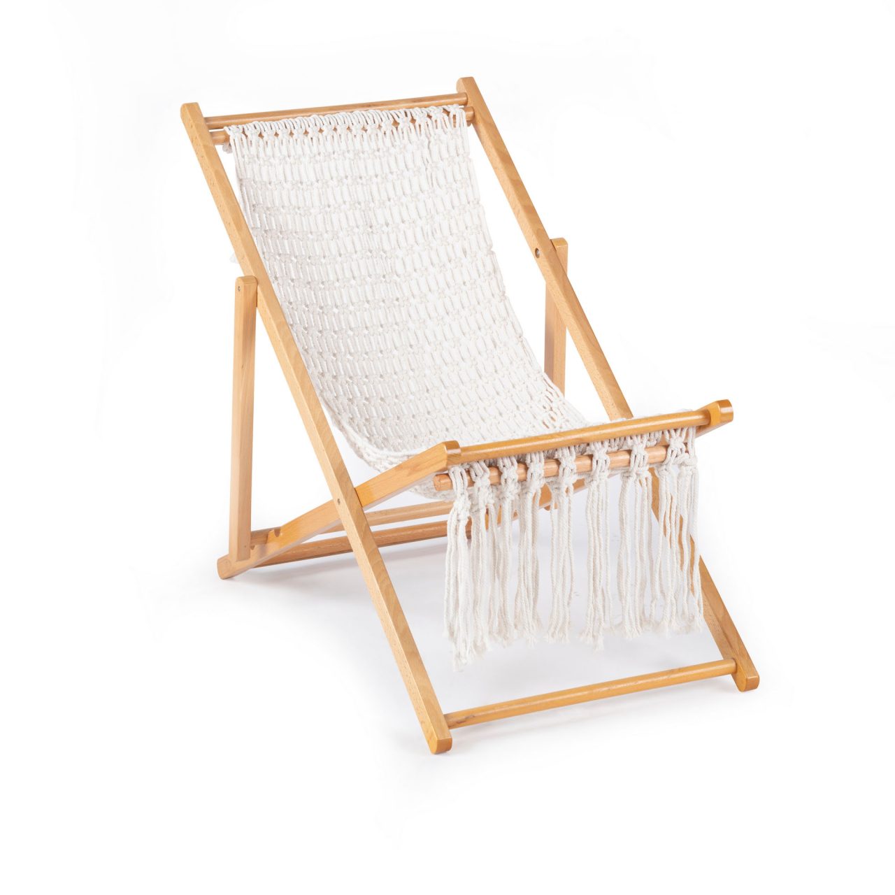 צילום כיסא נוח מעץ עם משענת גב מבד רשת לבן וגדילים. צילום סטודיו של כיסא חוף, מושלם לקיץ ולרגיעה. עיצוב ייחודי ונוח.