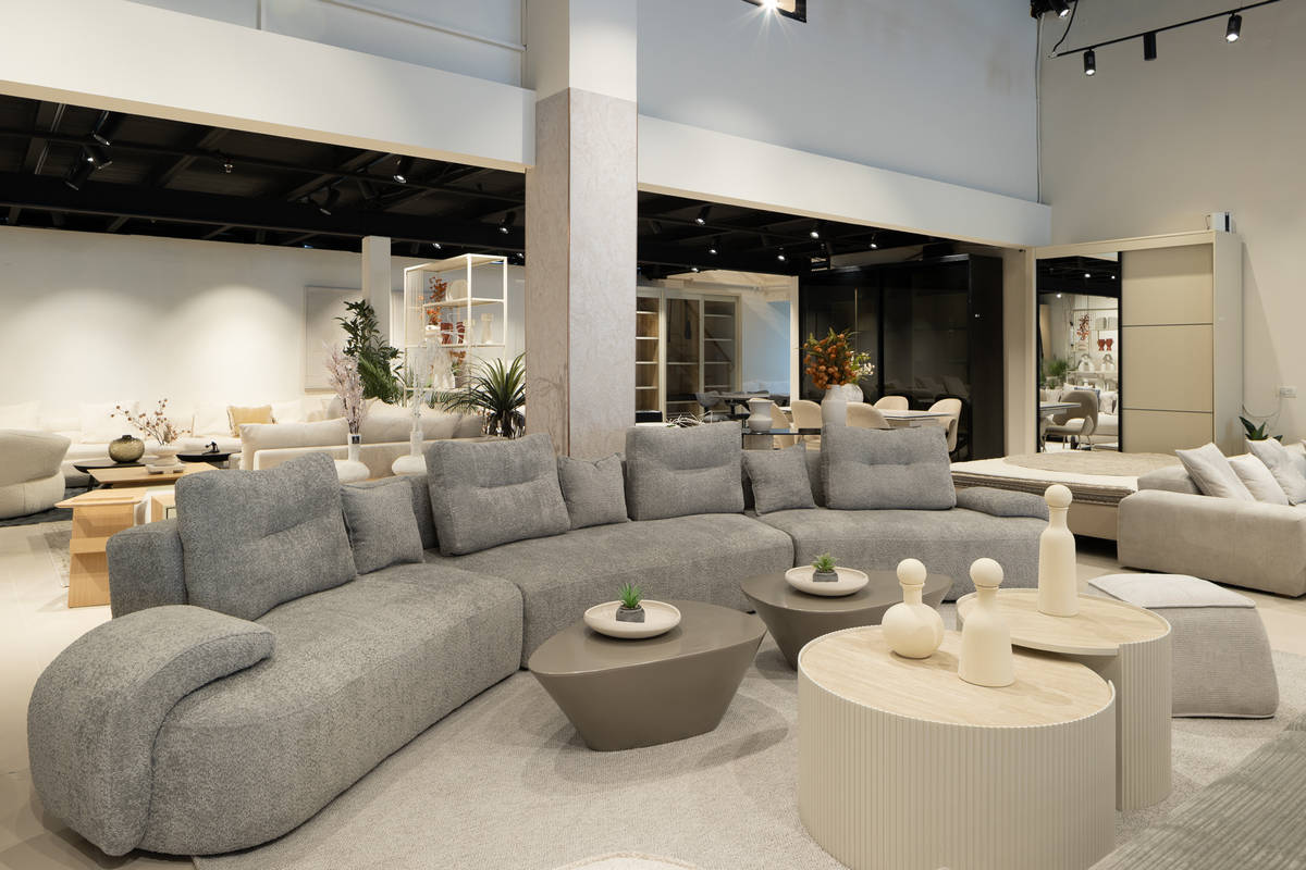 צילום פינות שונות בחנות רהיטים