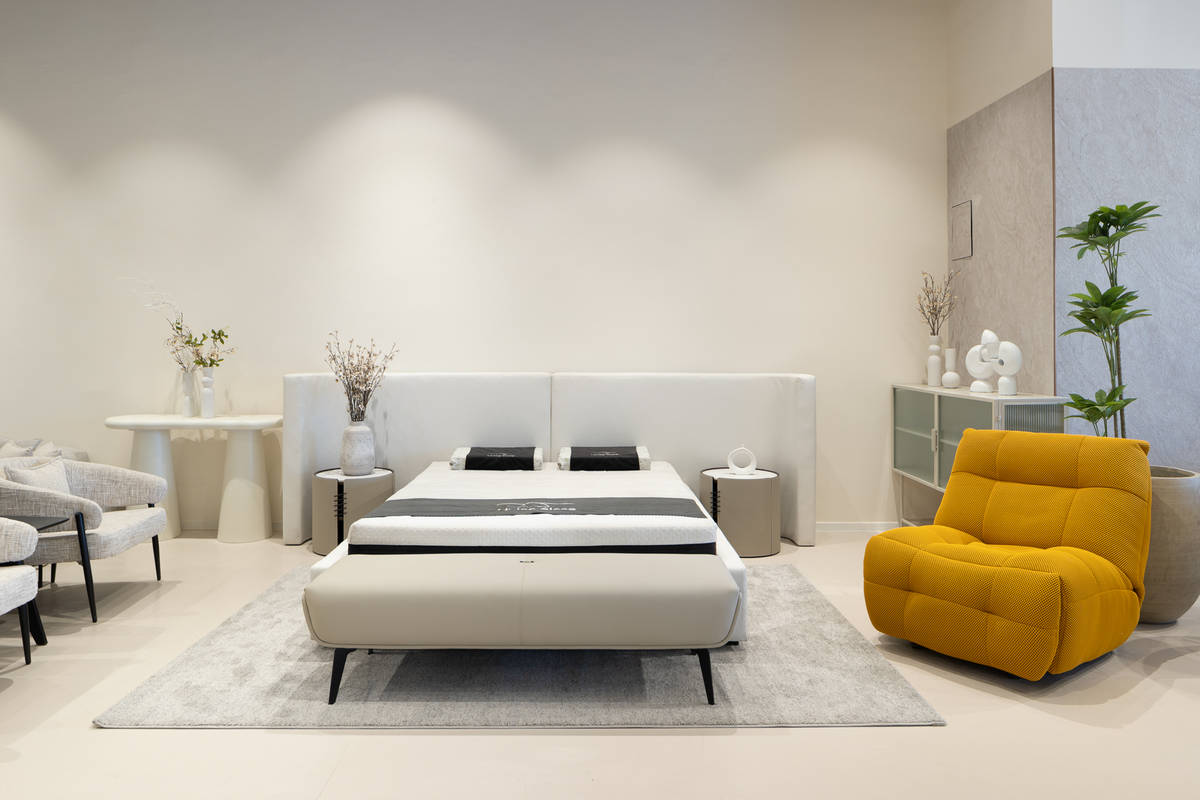 צילום מיטה וספה בחנות רהיטים