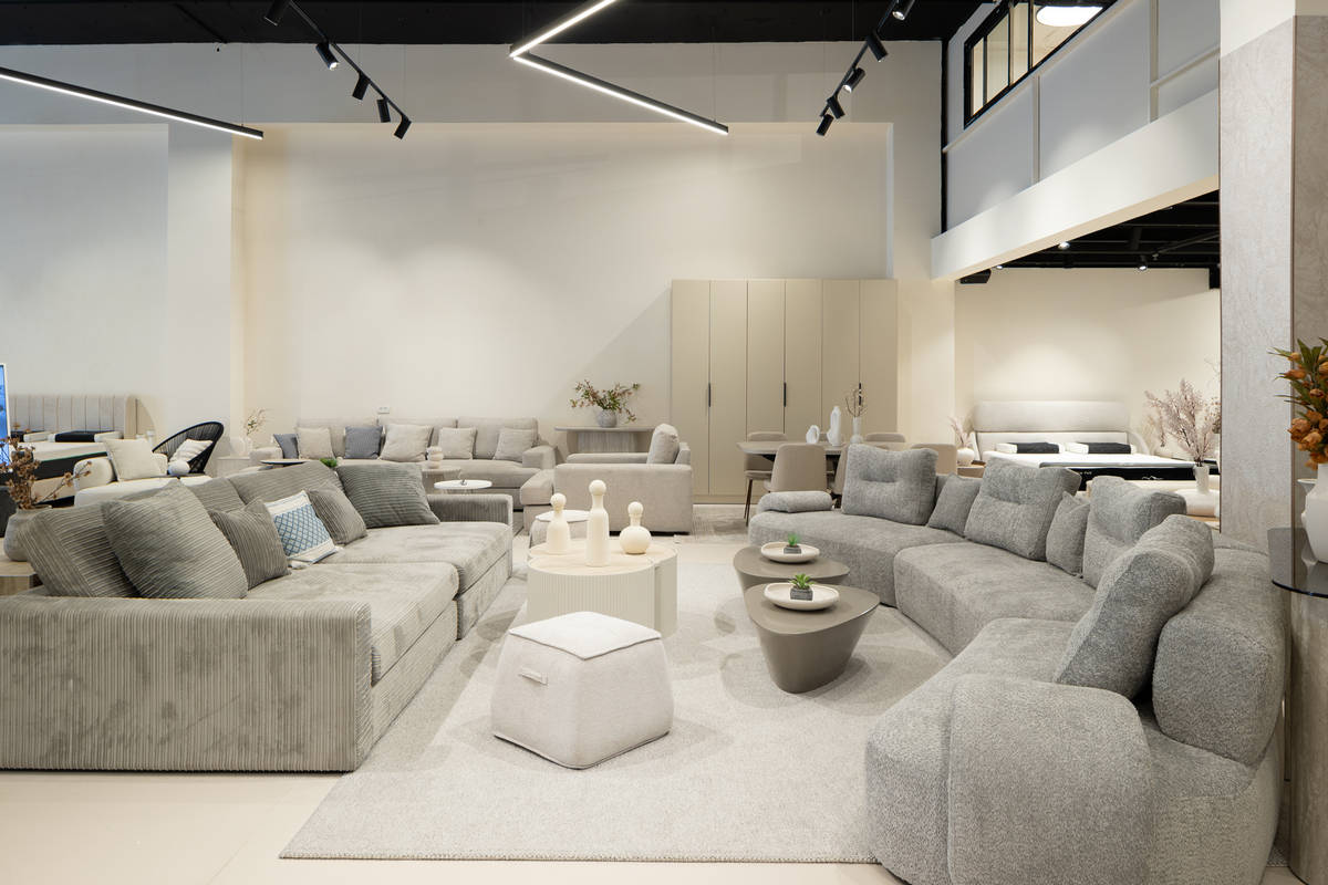 צילום מערכת ספות עם מעמדים