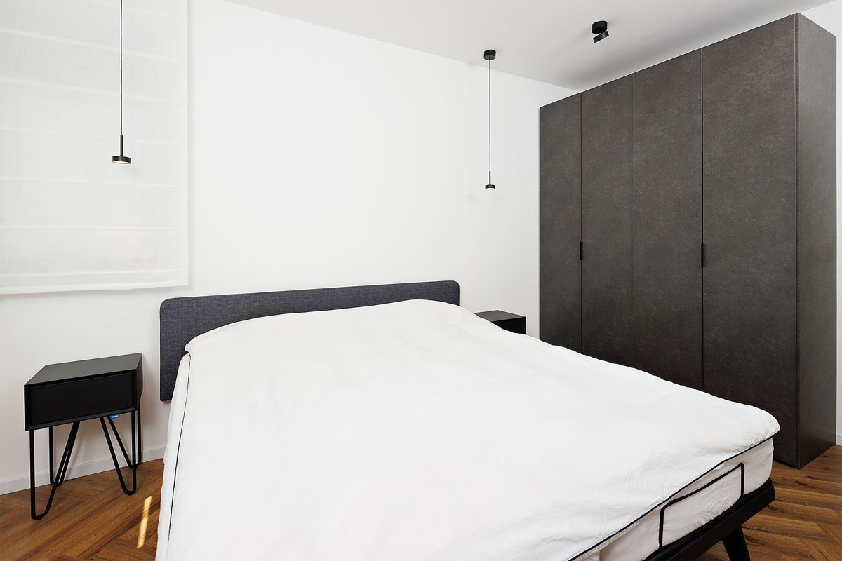 צילום מיטה עם ארונות