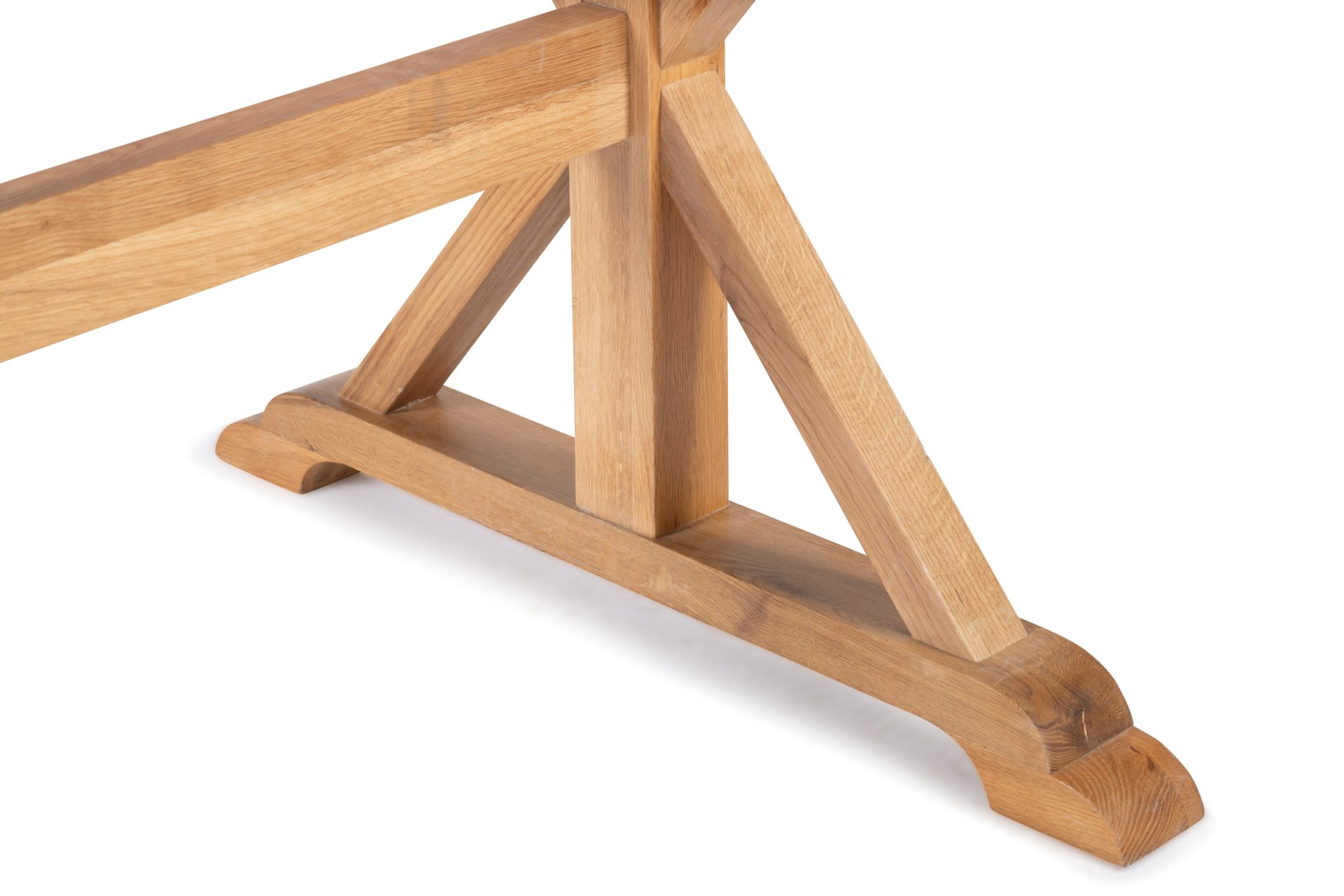 צילום תקריב על רגלית של שולחן מעץ