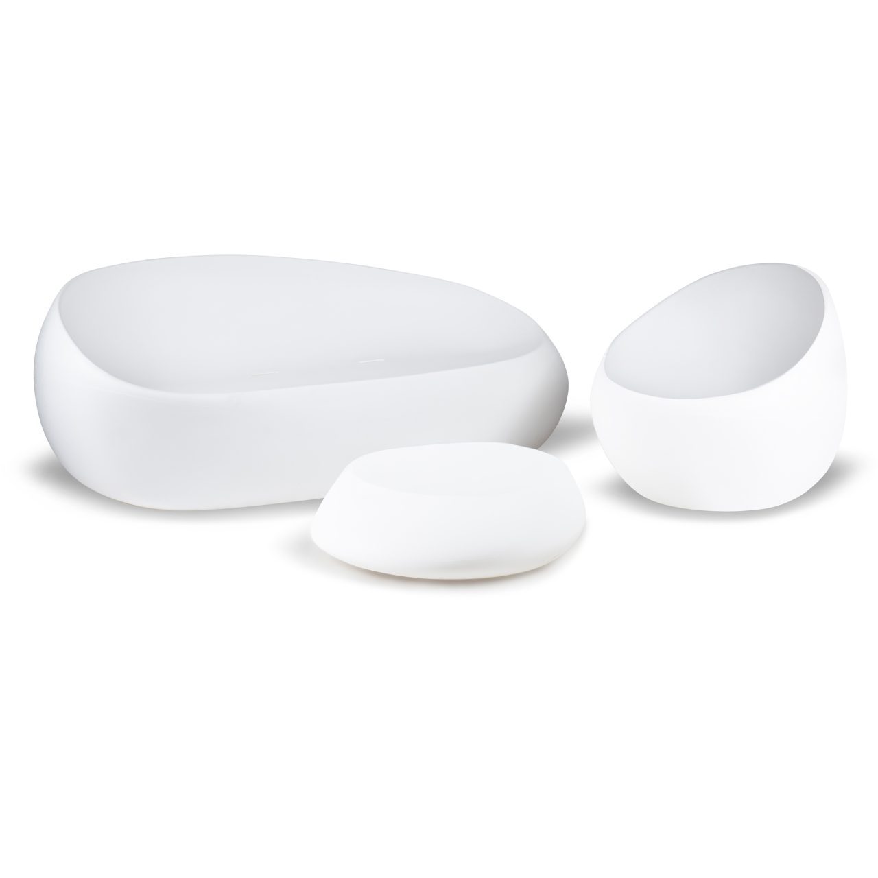 צילום כיסאות נוח מפלסטיק לבן על רקע לבן עם צל