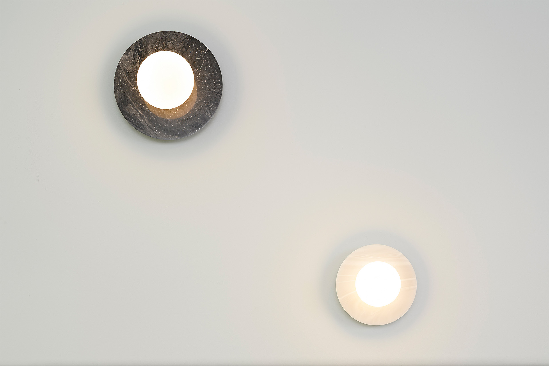 צילום גופי תאורה דלוקים בשעות היום