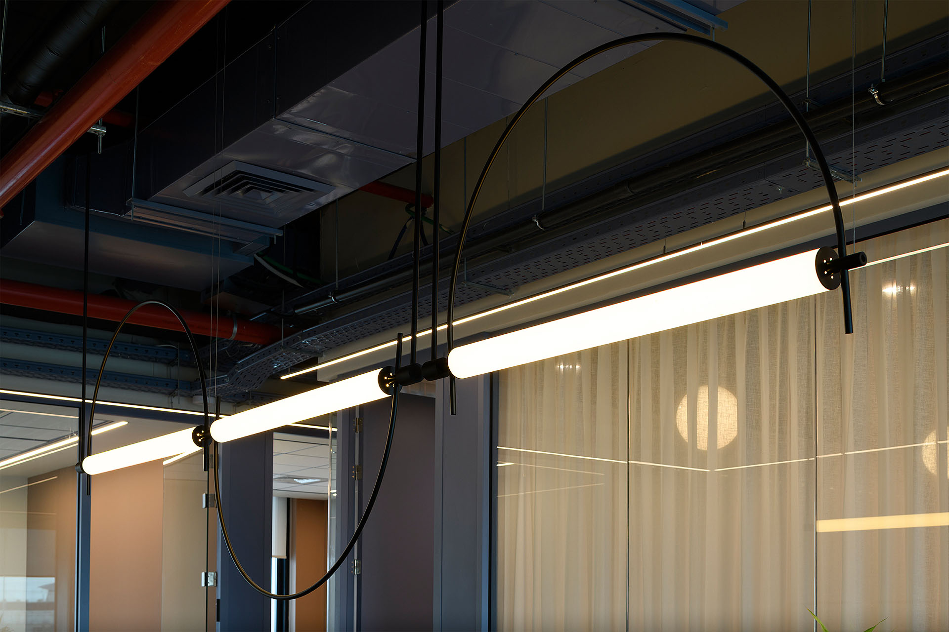 צילום גוף תאורה במשרד