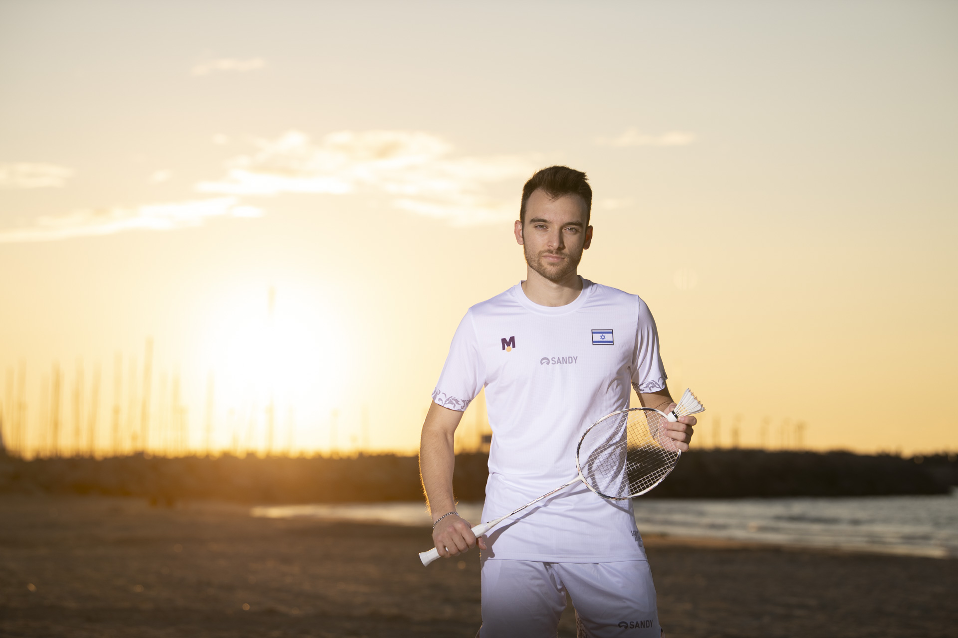 פורטרט של שחקן על רקע של נוף עם שקיעה