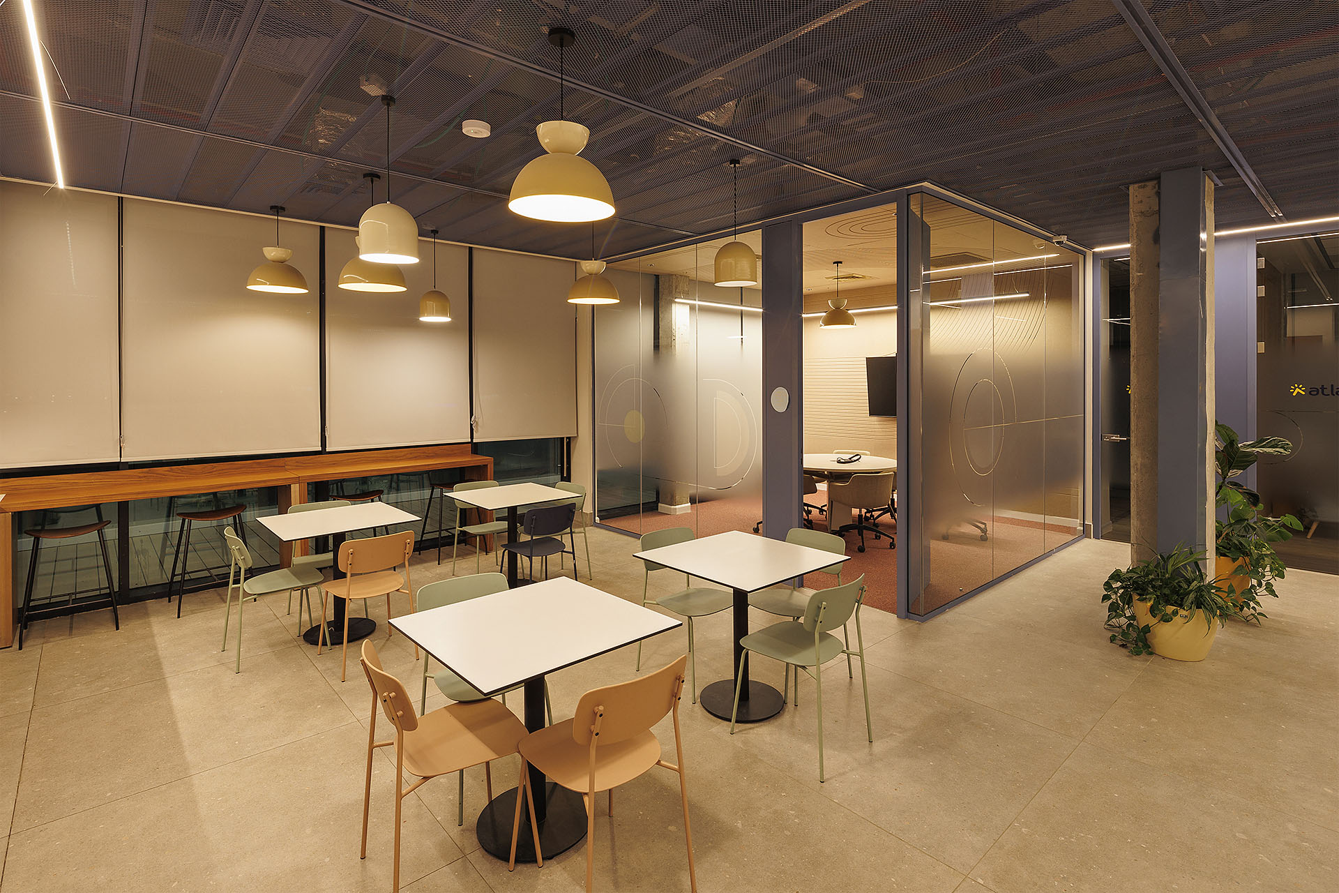 צילום גופי תאורה בחדר אוכל של משרדים