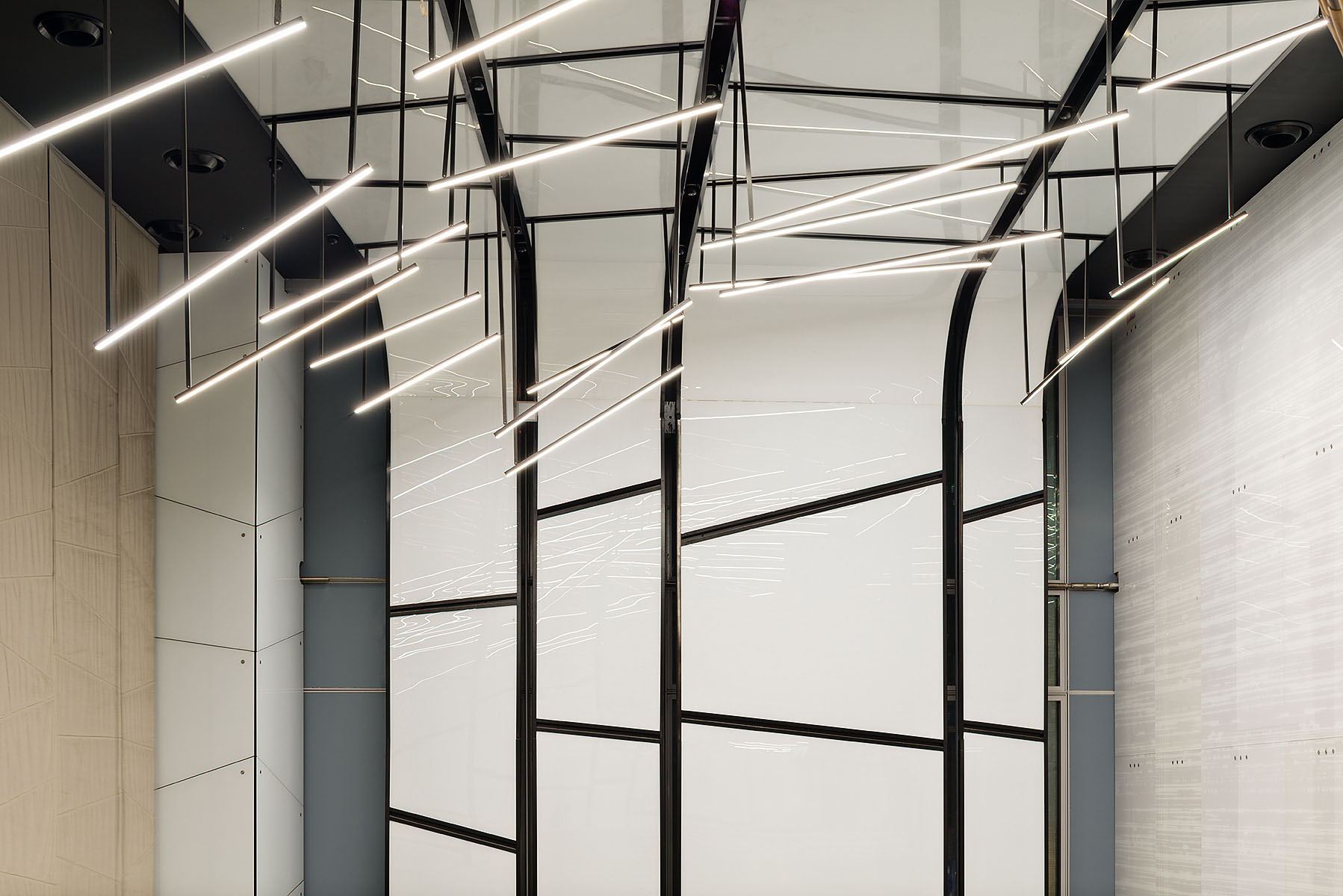 צילום תקרה של לובי עם גופי תאורה בתקרה