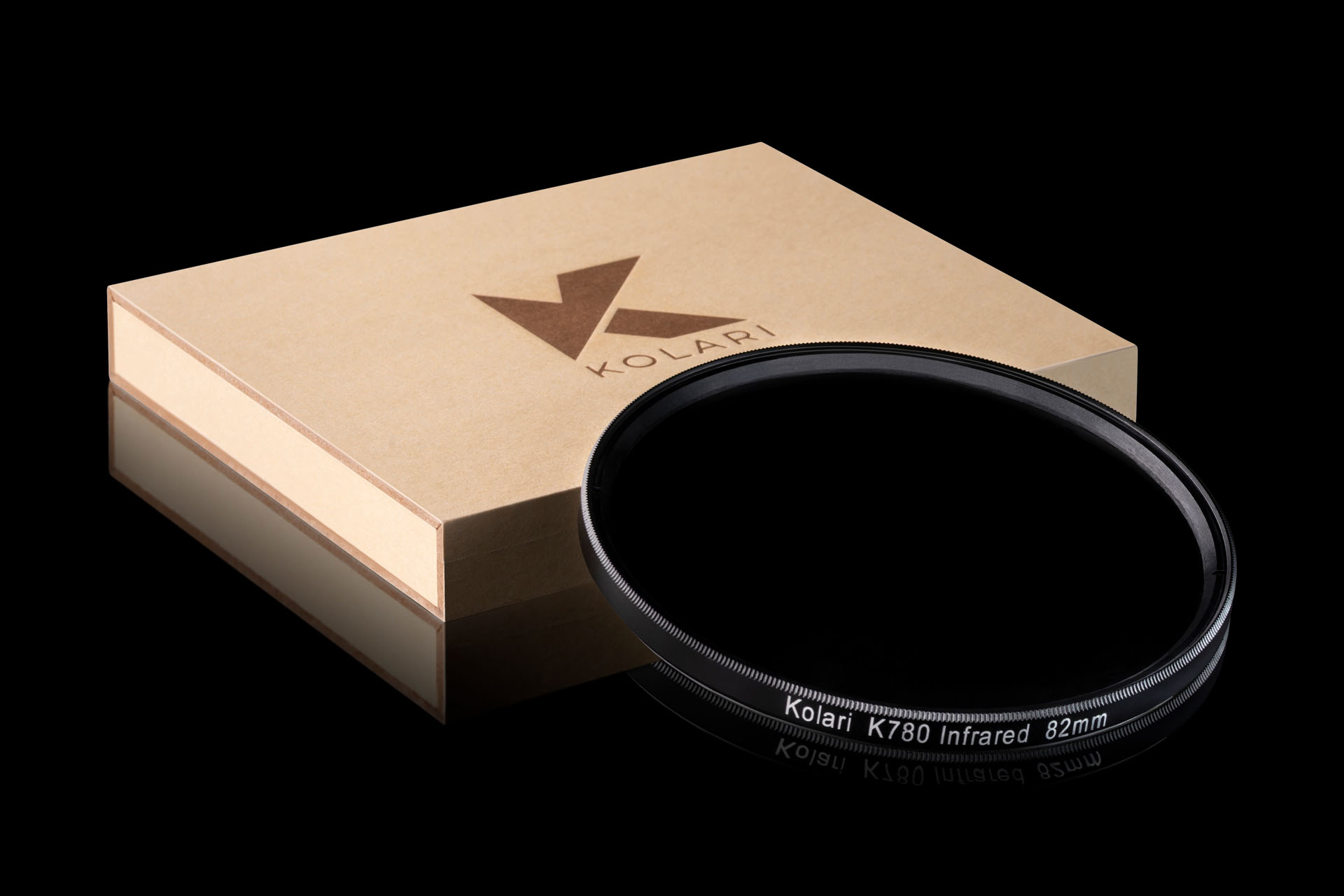 צילום פילטר ליד אריזת פקשוט שלו על רקע שחור עם השתקפות