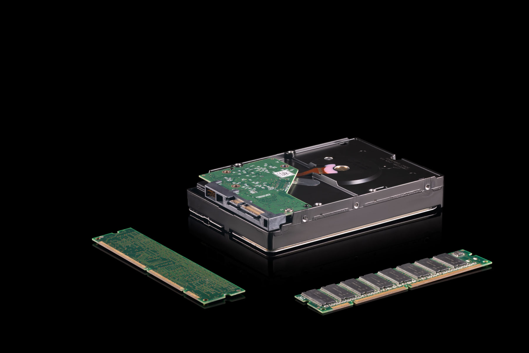 צילום מכשיר אלקטרוני על רקע שחור