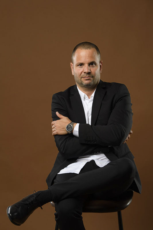 צילום תדמית של איש עסקים על רקע חום