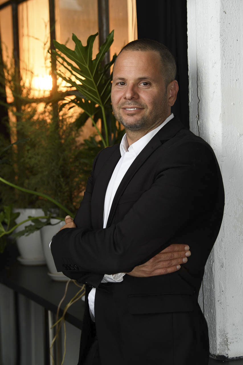 צילומי תדמית של איש עסקים על רקע של סטודיו עם שקיעה