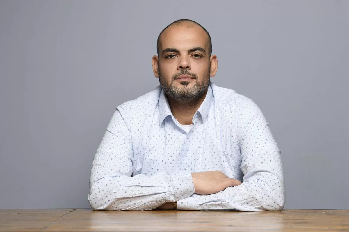 צילום תמונת פרופיל על רקע קיר בישיבה