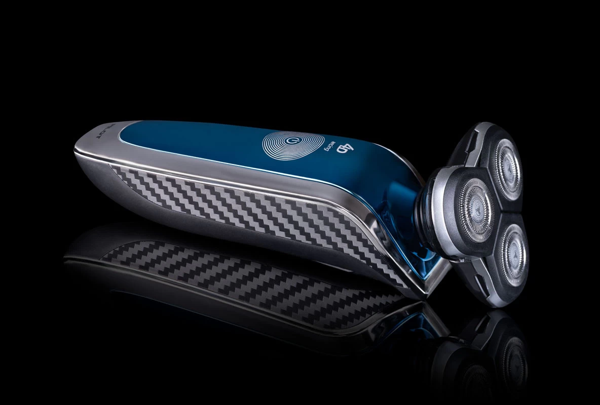 צילום מוצר לאתר לאמזון על רקע שחור עם השתקפות (מכונת גילוח)