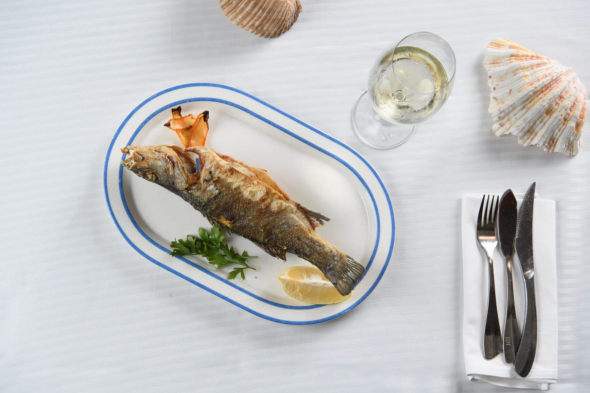 צילומי מזון- מנת דגים על שולחן