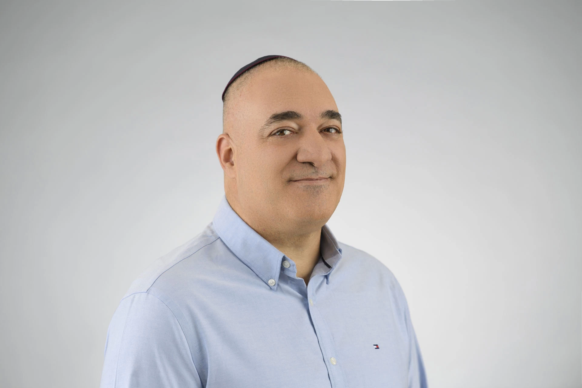 צילומי תדמית בסטודיו לצילום עם הילה מאחורה על רקע אפור בהיר
