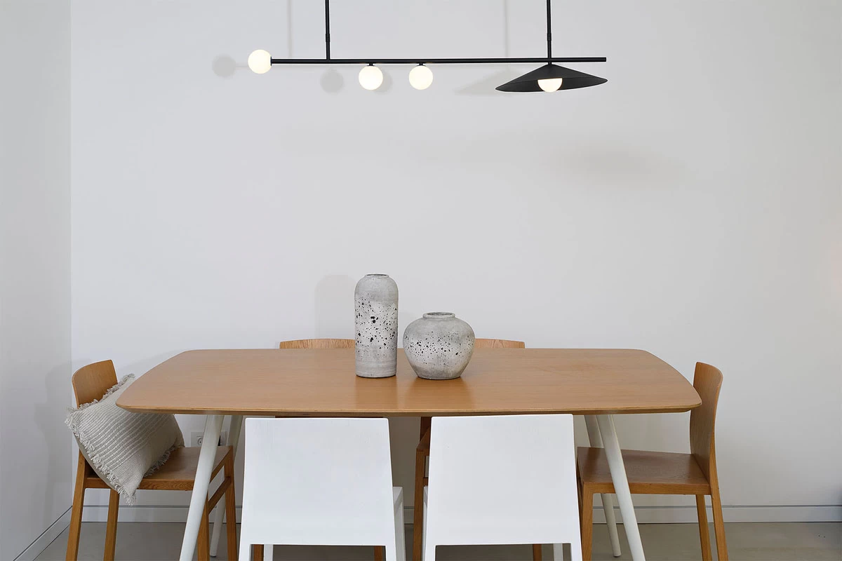 צילום רהיטים :שולחן אוכל עם גופי תאורה