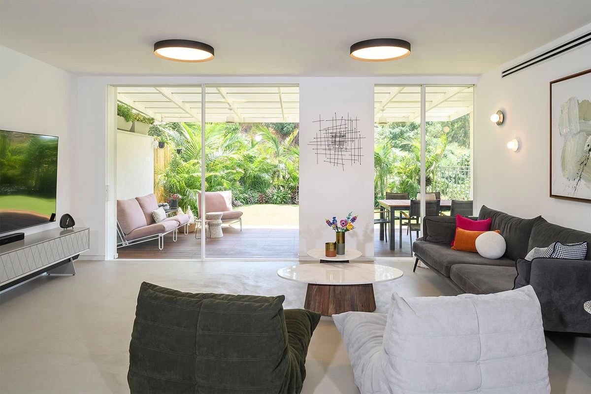 צילום רהיטים בדירה: כורסאות וספה ושולחן סלוני