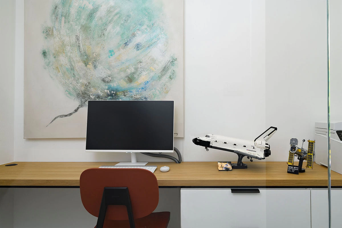 צילום רהיט: שולחן עבודה עם כיסא