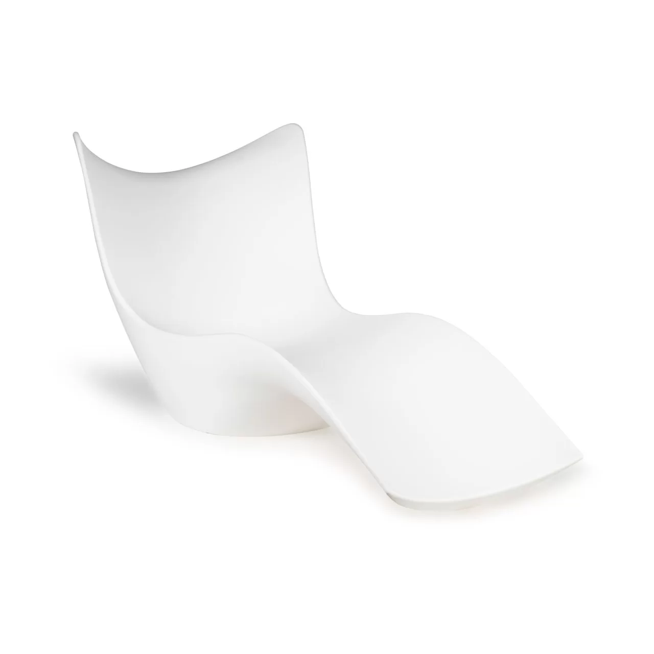 כיסא נוח לבן מצולם בסטודיו לצילום