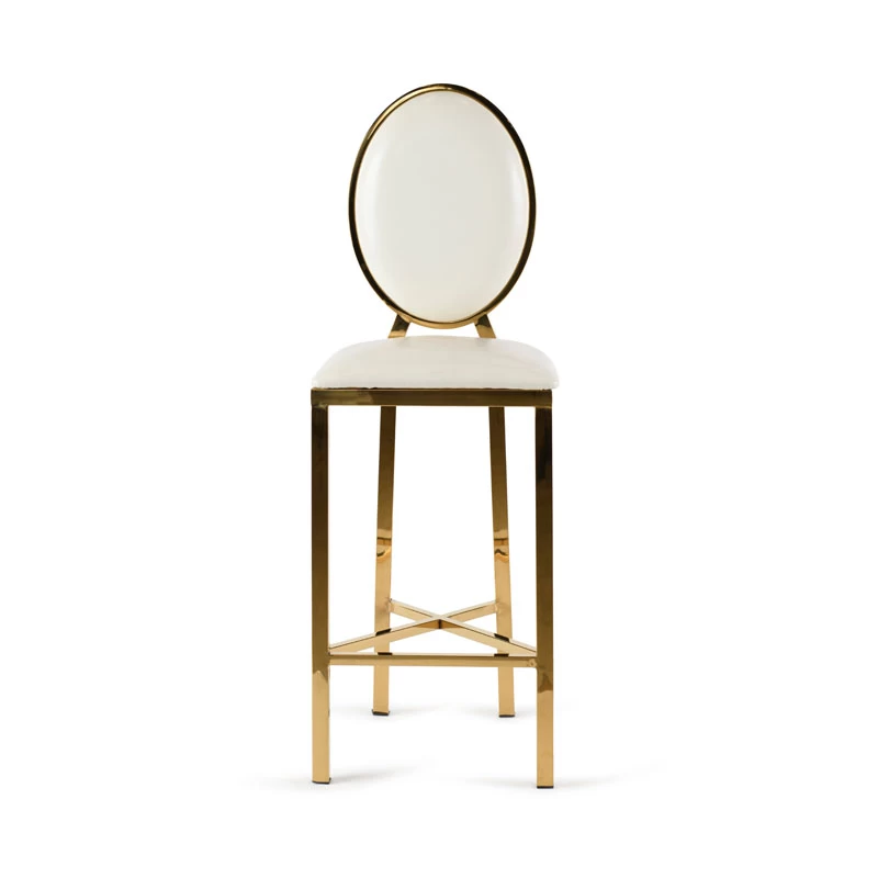 צילום כסא בר יוקרתי מזהב עם מושב עור לבן ומשענת גב אובלית, צילום סטודיו נייד המציג את האלגנטיות והעיצוב המודרני של הכסא