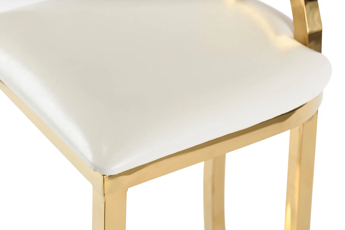 מושב מרופד מבד דמוי עור בצבע שמנת של כיסא עם מסגרת מתכת מוזהבת, צילום מוצר מקרוב. צילום אופנתי של רהיטים.