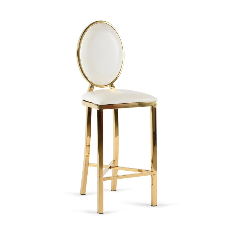 צילום כיסא בר באלכסון י עם מסגרת זהב ומושב עור לבן, צילום סטודיו מקצועי, ריהוט יוקרתי, עיצוב פנים אלגנטי, תאורה מושלמת, צילום מוצר איכותי
