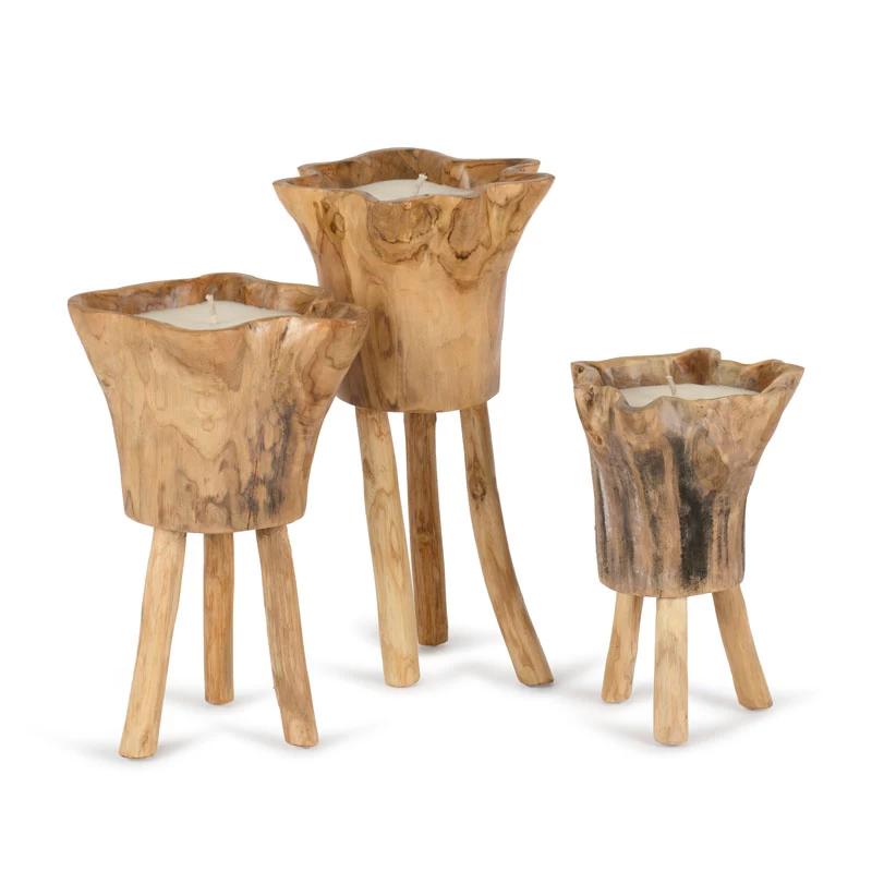 צילום סטודיו של שלושה פמוטים ענקיים מעץ בעבודת יד, כל אחד בגובה שונה, עם נרות לבנים בפנים. פמוטים ייחודיים מעץ טבעי.