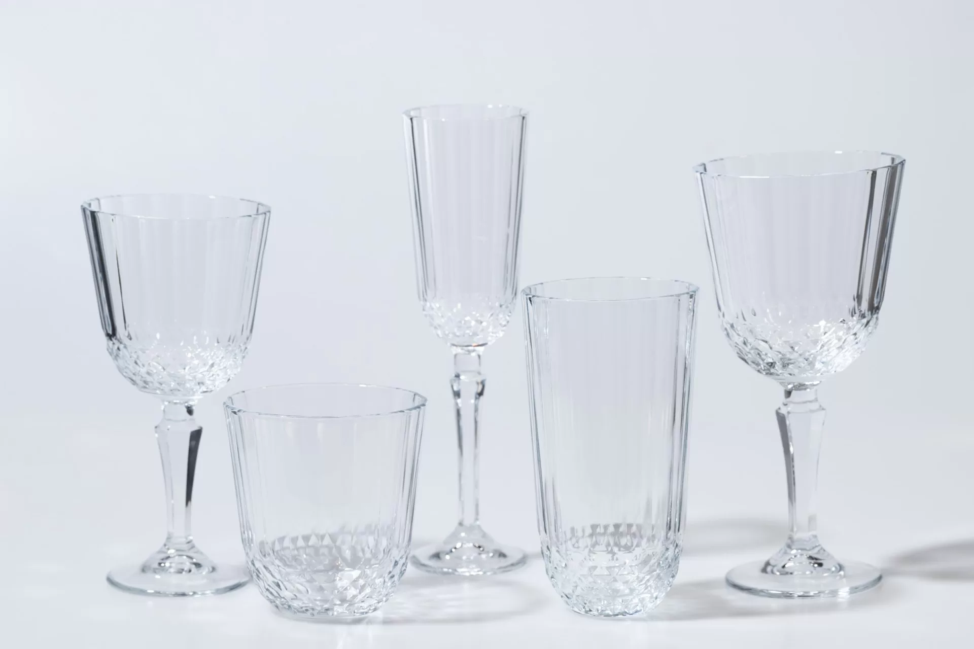 צילום סט כוסות על רקע אפור בהיר