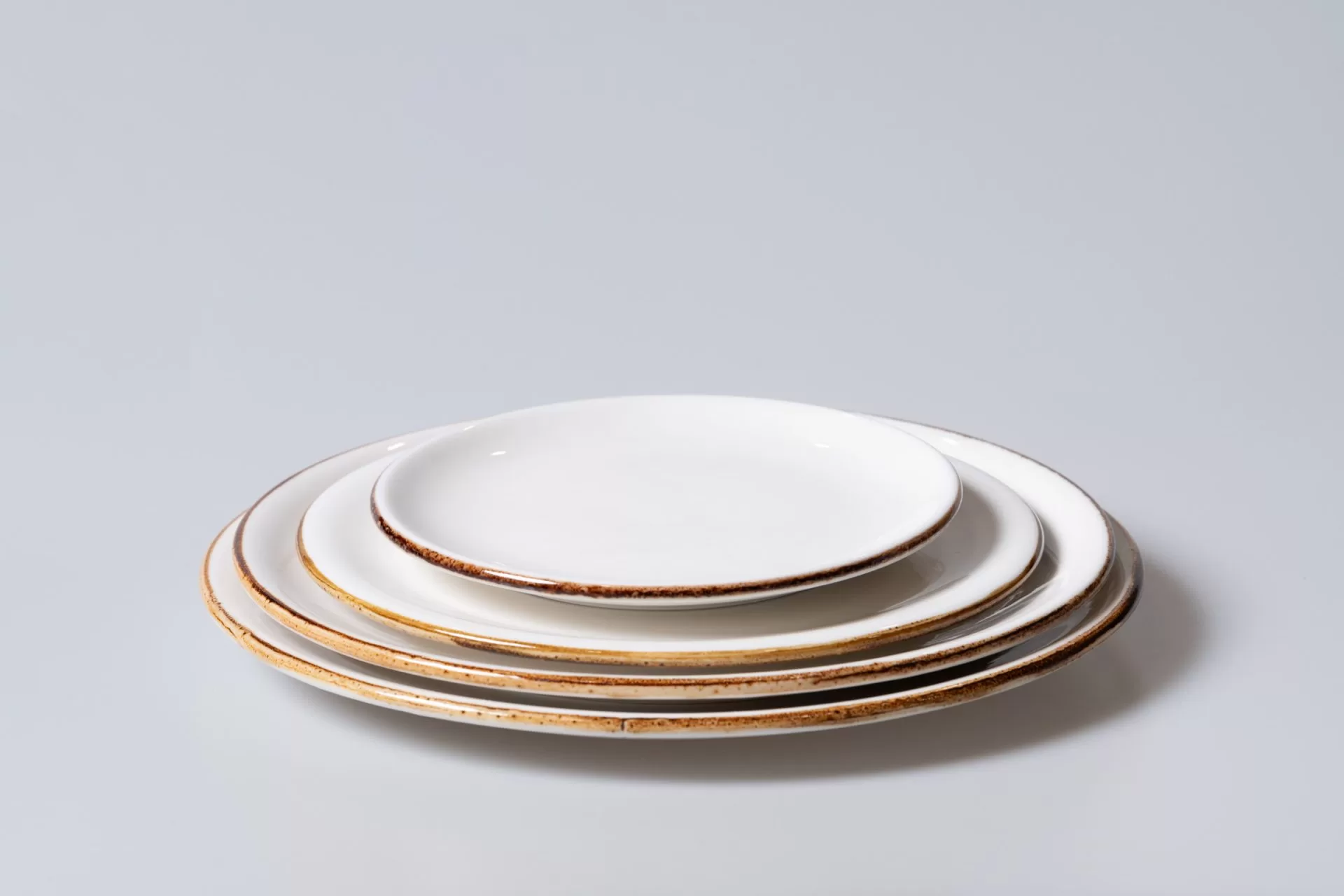 צילום סט צלחות על רקע אפור