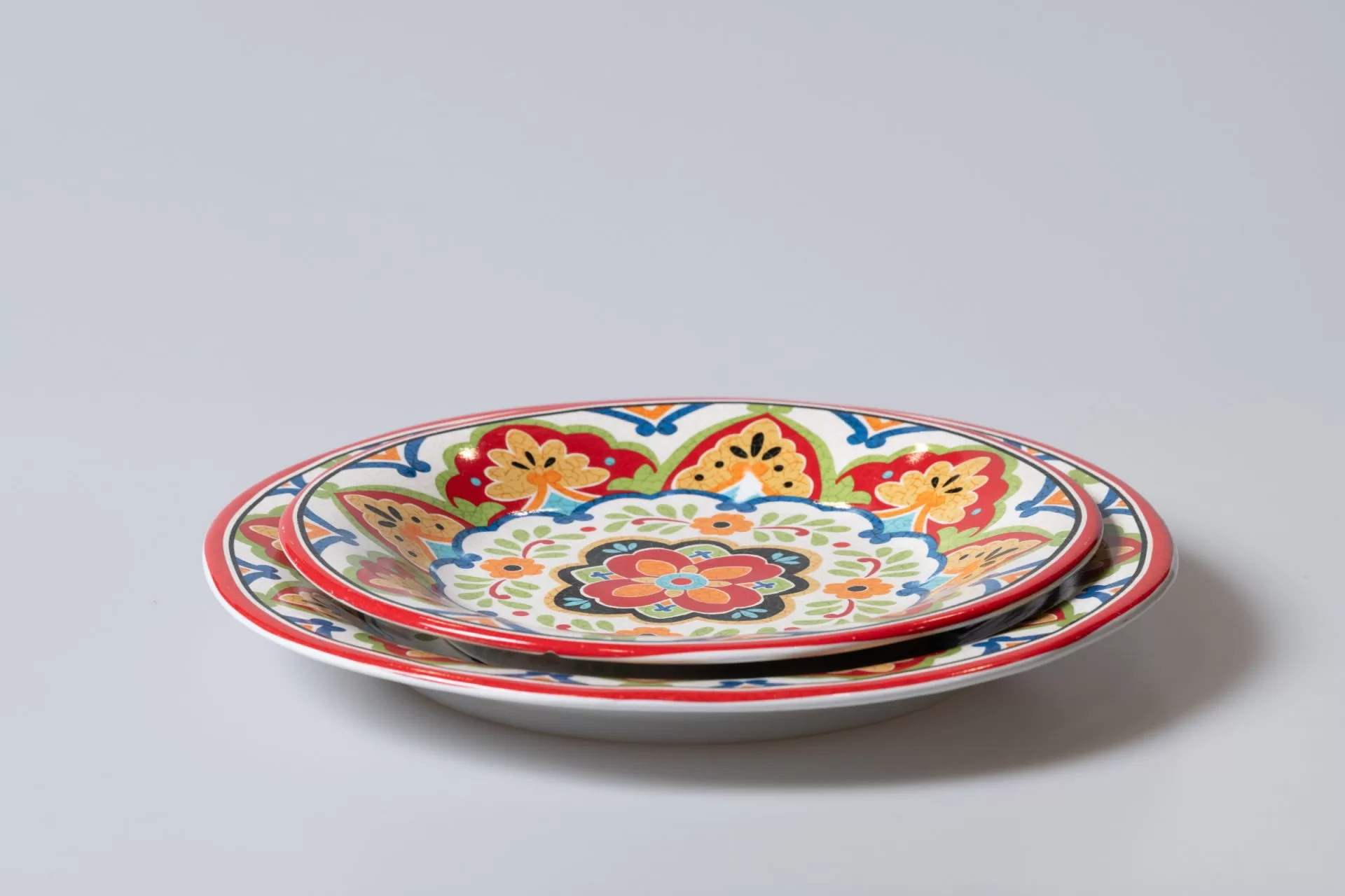 צילום סט צלחות צבעוניות