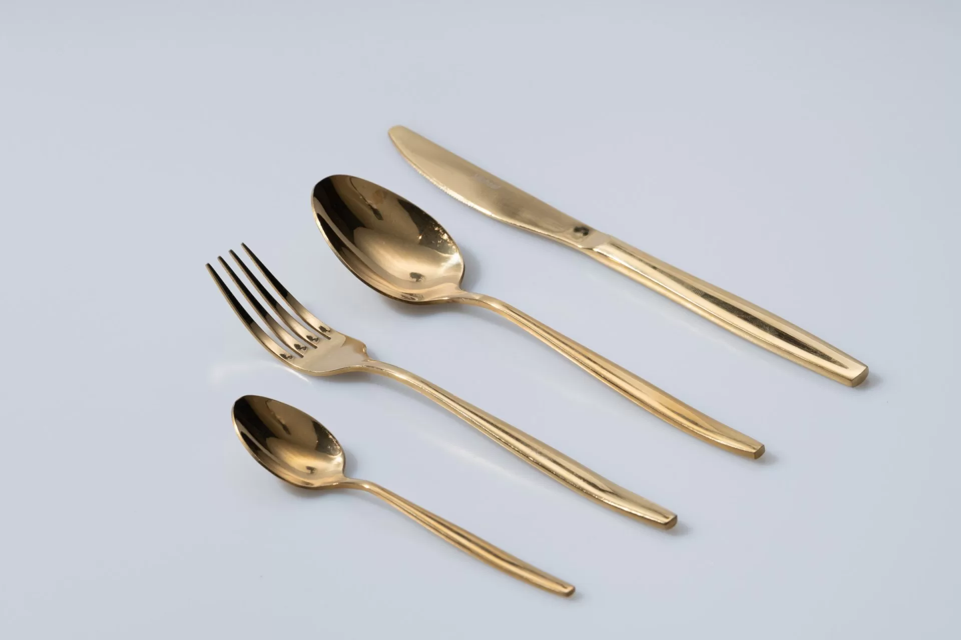 צילום סט סכו"ם מוזהב