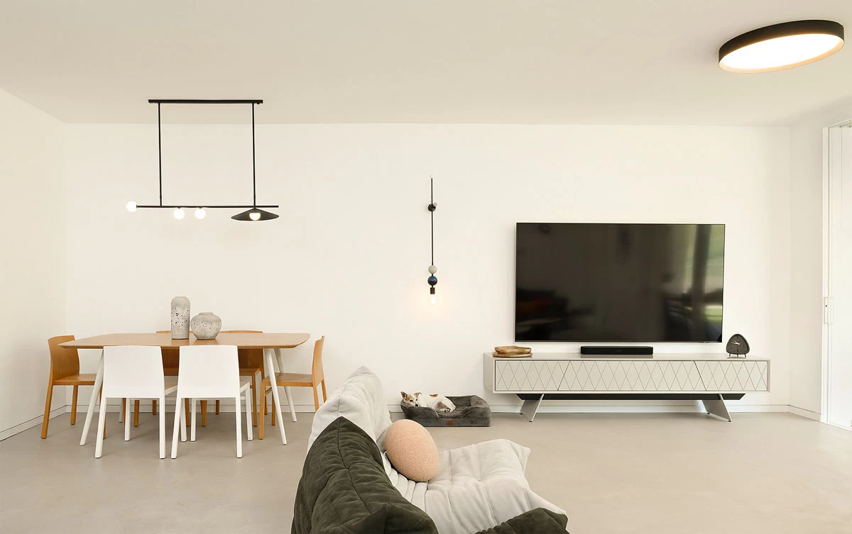 צילום רהיטים בסלון: מזנון ושולחן אוכל וספות