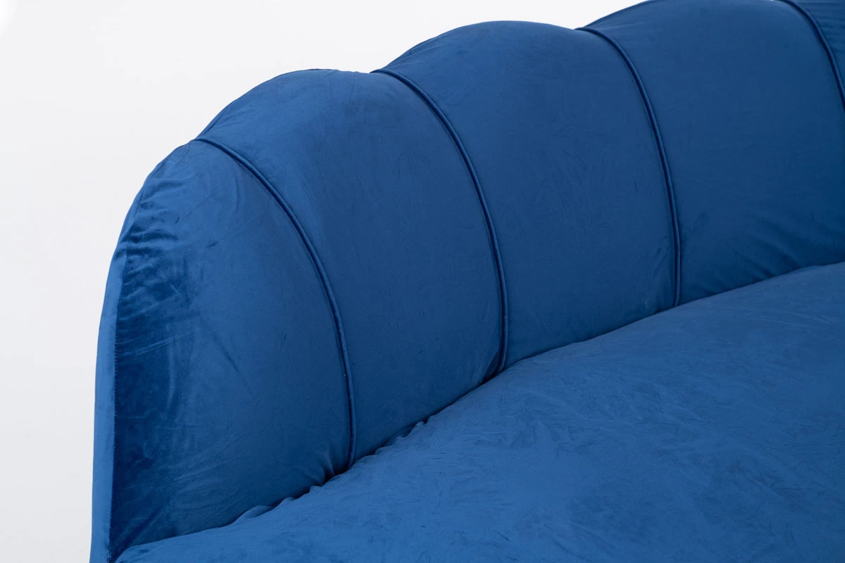 צילום תקריב על ספה כתמונה נוספת של תמונה חזיתית ואלכסונית