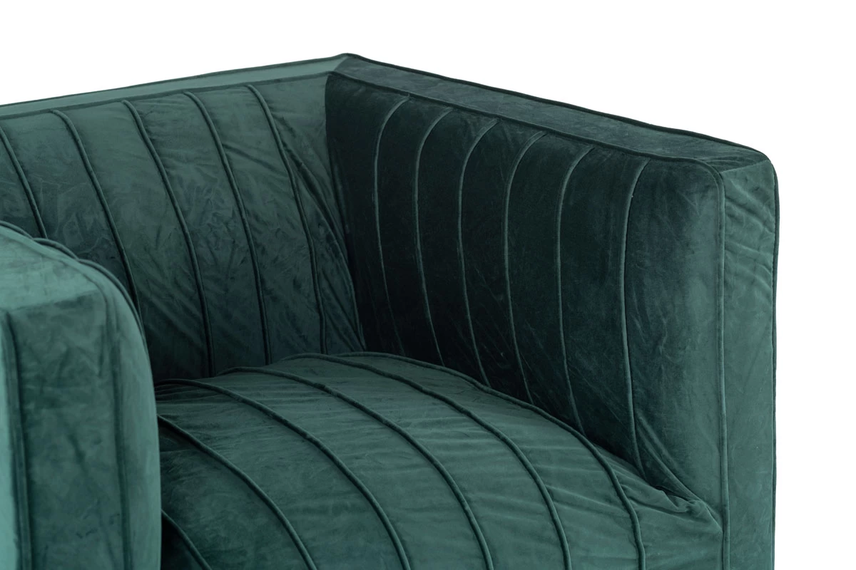צילום סטודיו של תקריב מכיסא קטיפה ירוק כהה עם תפירה אנכית, המציג את המרקם העשיר והעיצוב המוקפד של הרהיט.