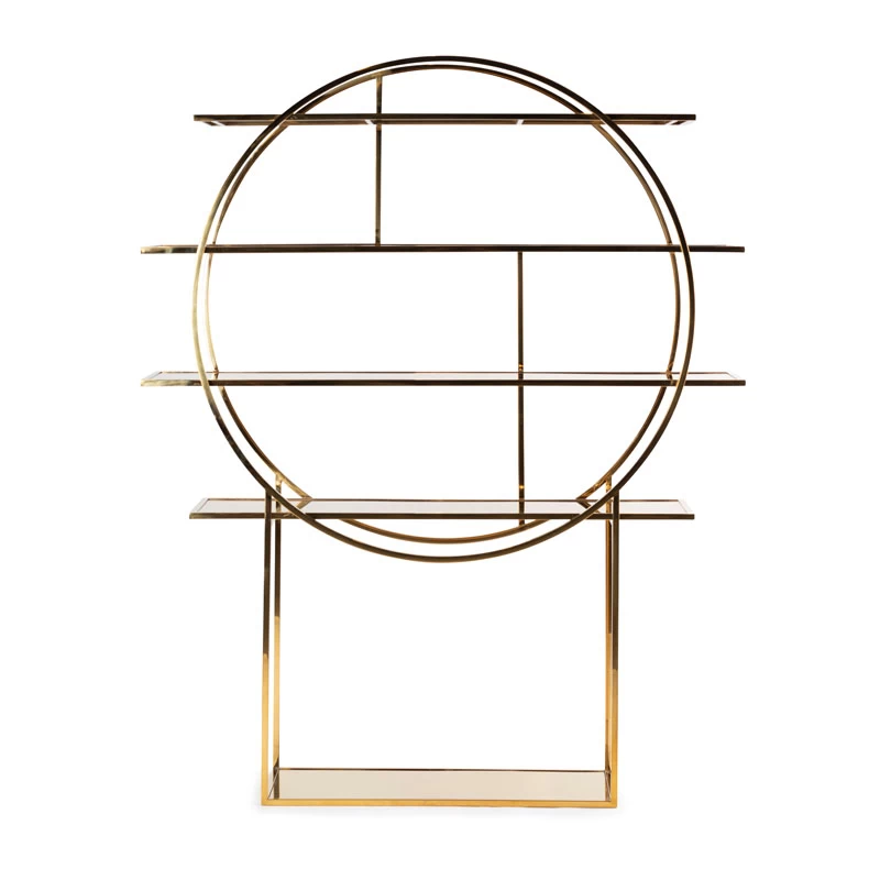 צילום מדף ספרים מודרני מוזהב עם עיצוב מעגלי. צילום סטודיו של מדף תצוגה דקורטיבי, אידיאלי לעיצוב הבית. רהיט יוקרתי וייחודי.