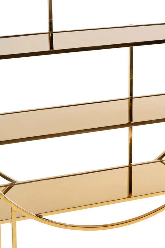 צילום תקריבים של מדפים מודרניים מזהב, צילום סטודיו. עיצוב מינימליסטי עם קווים נקיים. מתאים לעיצוב הבית, תצוגת מוצרים יוקרתית, או כרקע אלגנטי.