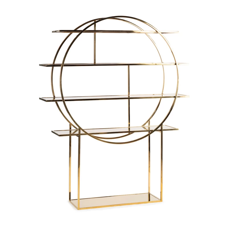 צילום מדף ספרים מודרני ממתכת מוזהבת עם עיצוב מעגלי, צילום סטודיו מקצועי המדגיש את קווי המתאר האלגנטיים והגימור היוקרתי של הרהיט.