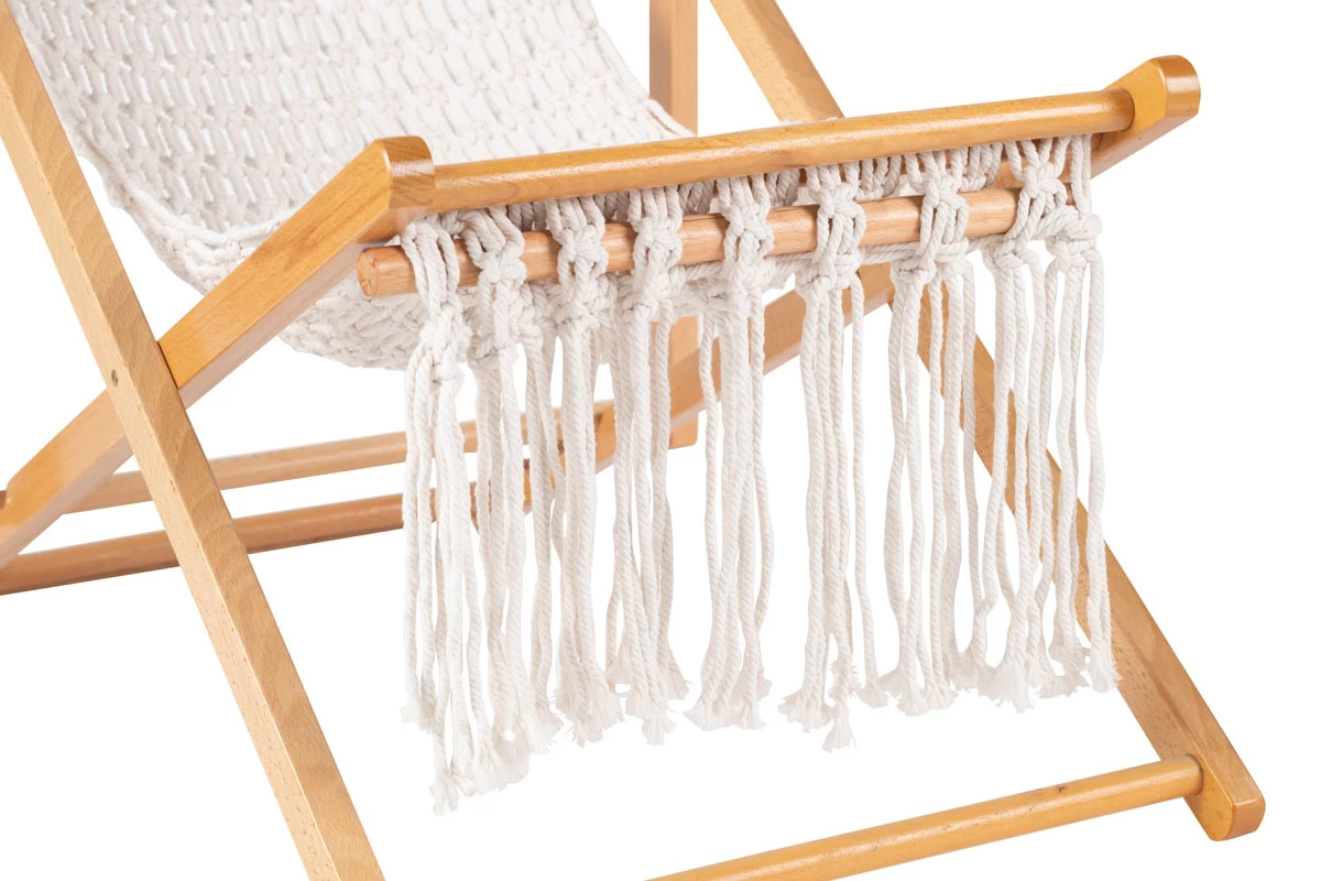 מבט מקרוב של תקריב על כיסא נוח מעץ עם פרנזים מכותנה לבנה, צילומי סטודיו המציג את הפרטים המורכבים של הרהיט.