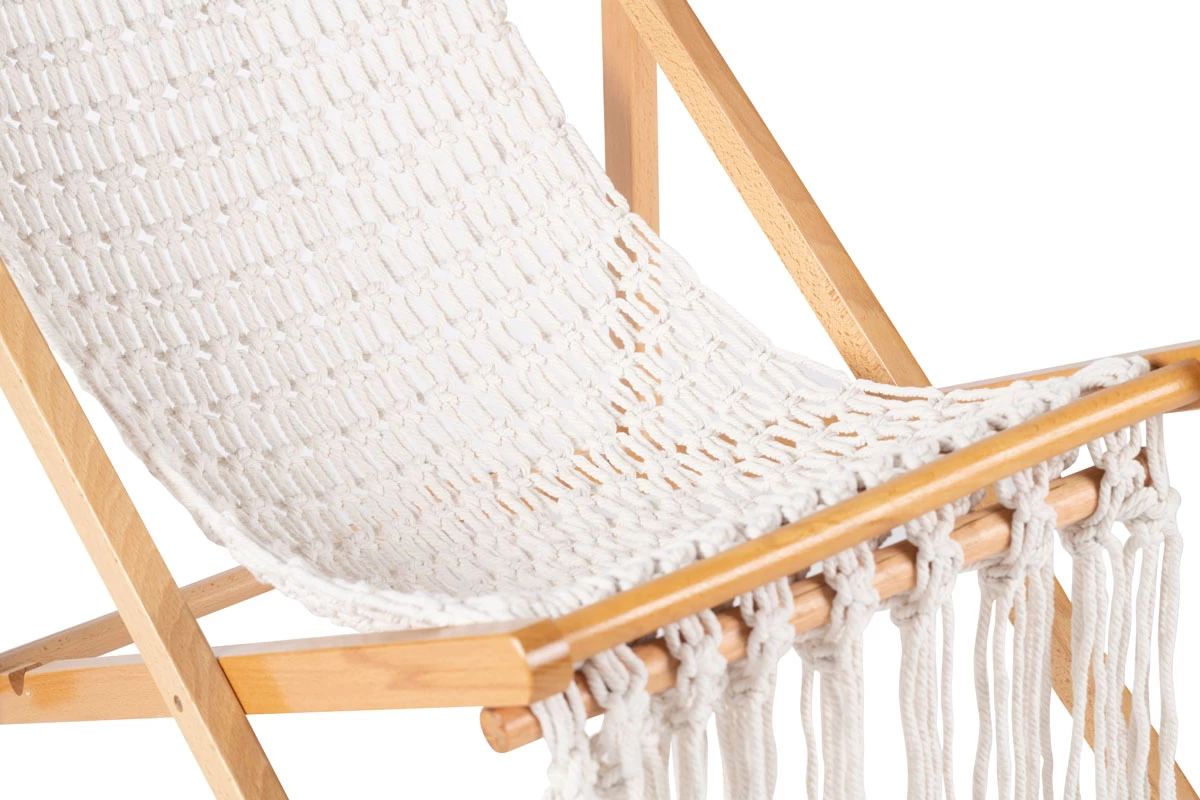 צילום כיסא נוח מעץ עם רשת כותנה לבנה. צילום מוצר מקצועי להצגת פרטי עיצוב ואיכות חומרי הגלם של הכיסא.