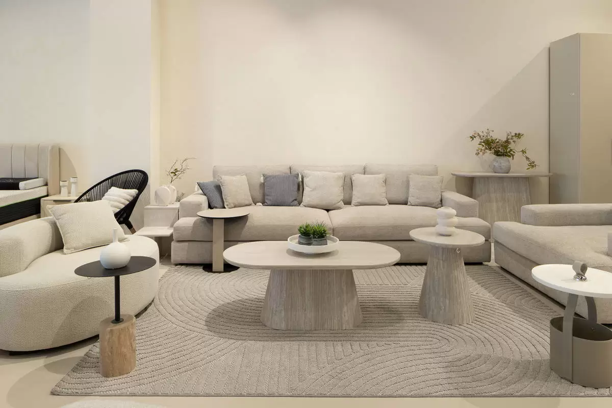 צילום ספות ומעמדים בחנות רהיטים